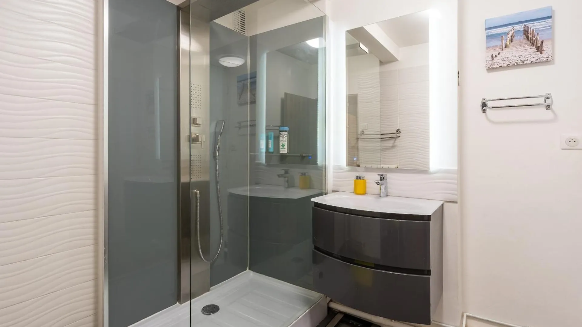 Bright & Contemporary 2Bd Apartment Paris